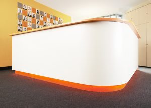 moderner Empfangstresen in individuellem Firmendesign