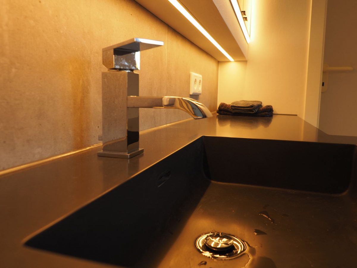 Waschtisch aus dunklem Corian - HAMBURGER möbel