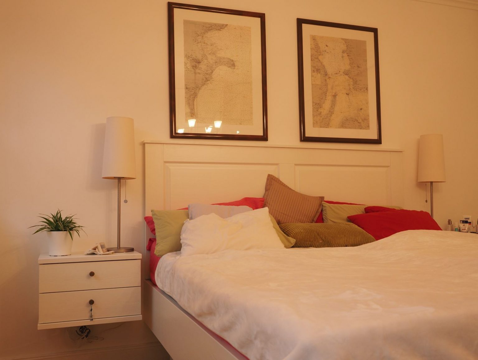 Schlafzimmermöbel aus gebürstetem Massivholz - HAMBURGER möbel