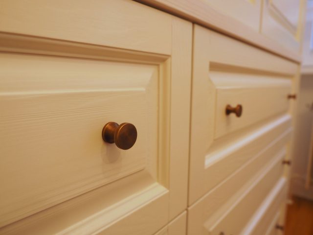 Schlafzimmermöbel aus gebürstetem Massivholz - HAMBURGER möbel