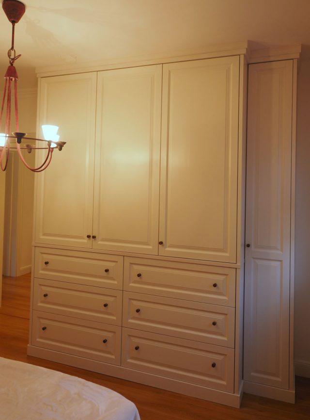 Schlafzimmermöbel aus gebürstetem Massivholz - HAMBURGER möbel