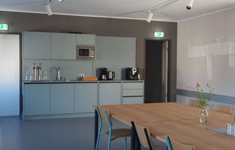 Küche Mitarbeiter Tischlerei ©HAMBURGERmöbel