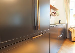 Küche mit brünierten Messinggriffen vom Tischler in Hamburg – Hamburger Möbel