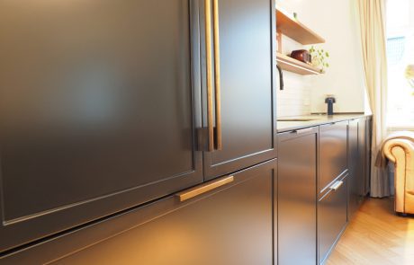 Küche mit brünierten Messinggriffen vom Tischler in Hamburg – Hamburger Möbel