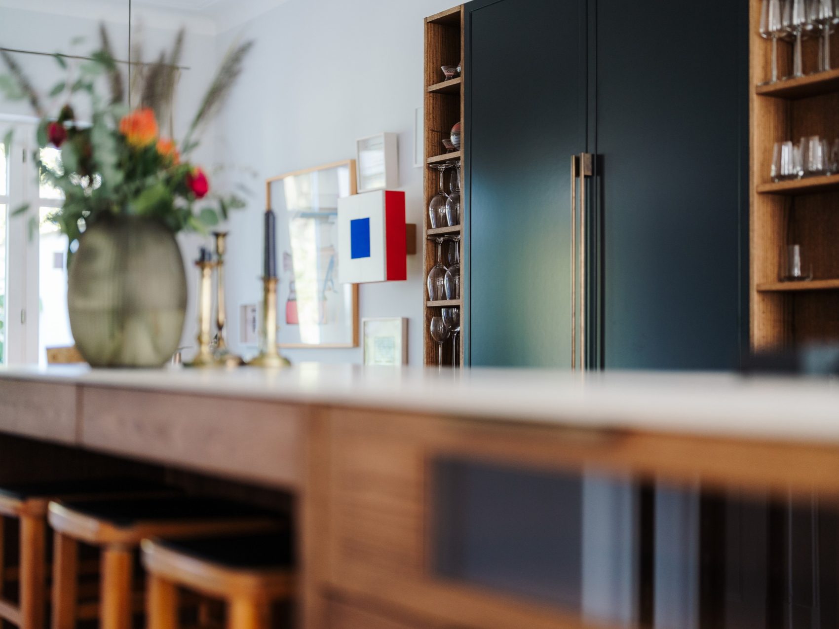 Küche mit Mittelblock und integriertem Tresen vom Tischler in Hamburg – Hamburger Möbel