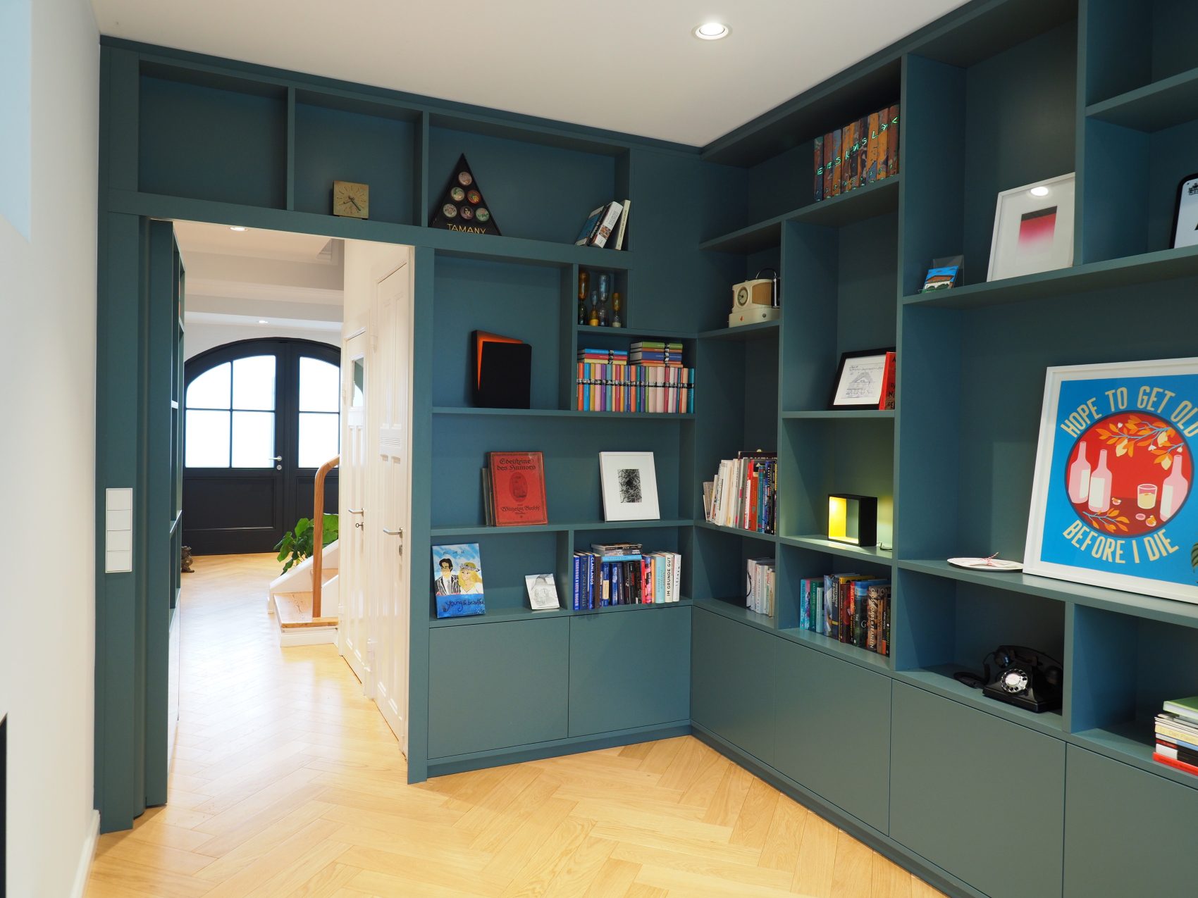 Bibliothek mit integrierter Tür offen © Tischlerei Hamburger Möbel
