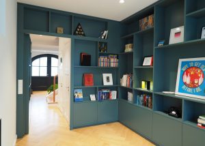Bibliothek mit integrierter Tür offen © Tischlerei Hamburger Möbel