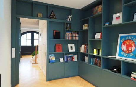 Bibliothek mit integrierter Tür offen © Tischlerei Hamburger Möbel
