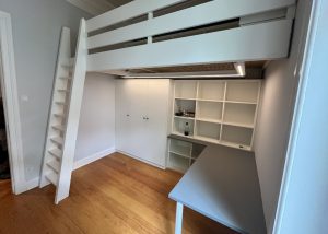 Hochbett mit stabiler Leiter