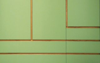 Garderobenschrank mit Lack-Holz-Kombination