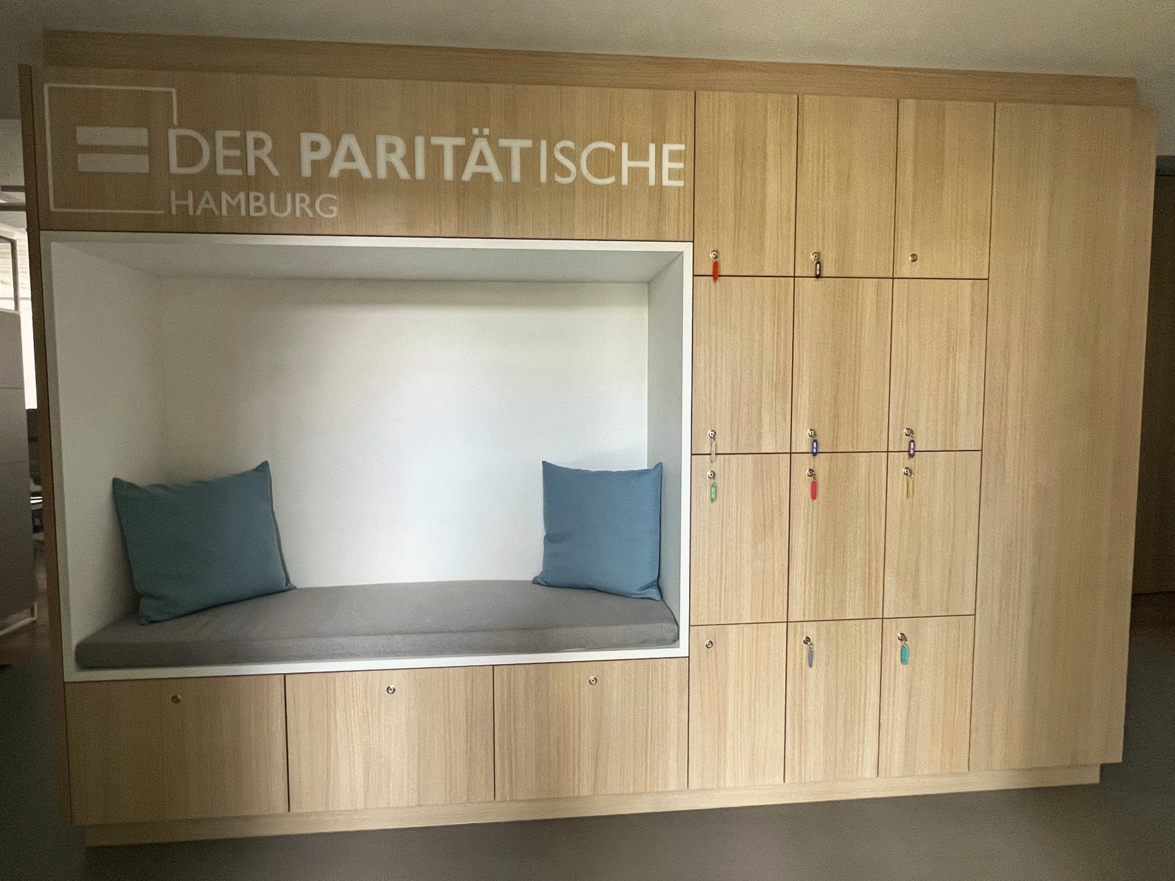 moderner Einrichtung eines Open-Space-Büros in Hamburg