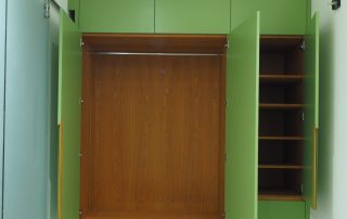 Garderobenschrank passgenau für die Nische