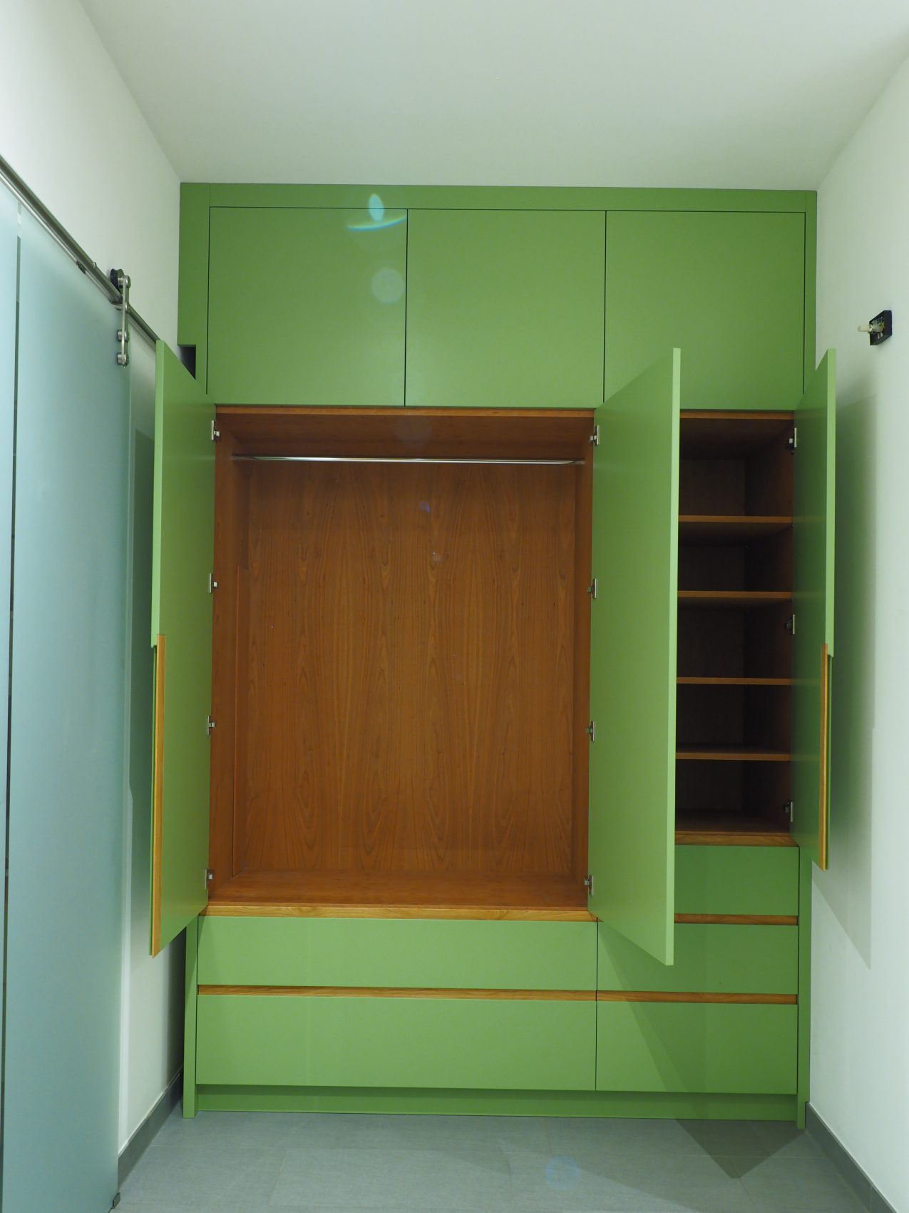 massgefertigter Garderobenschrank © Tischlerei Hamburger Möbel Garderobenschrank passgenau für die Nische