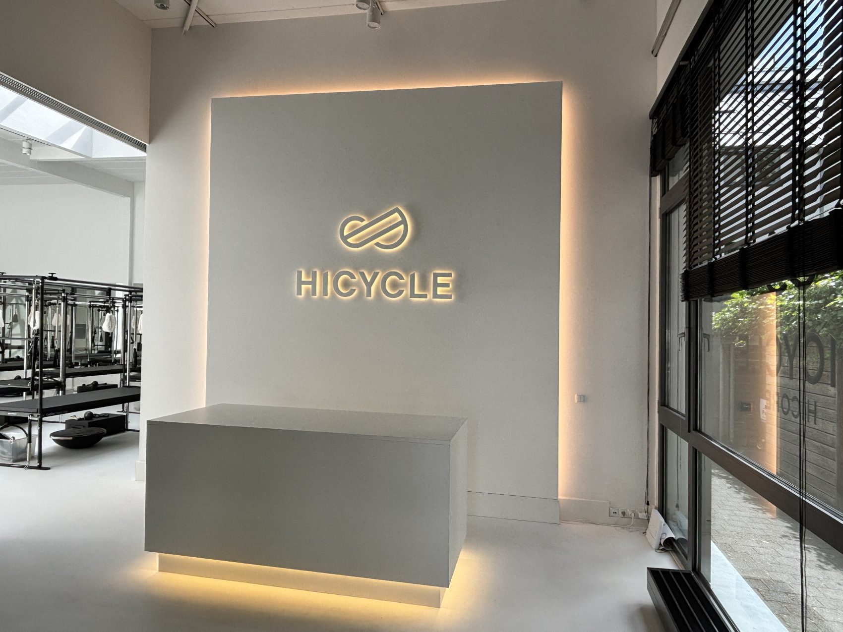 Empfangstresen mit Markenidentität vom Hamburger Tischler