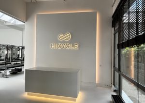 Empfangstresen mit Markenidentität vom Hamburger Tischler