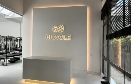 Empfangstresen mit Markenidentität vom Hamburger Tischler