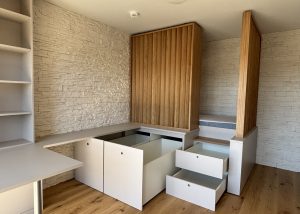 Maßgefertigter Innenausbau mit Bett, Stauraumlösungen und Arbeitsplatz in Hamburg
