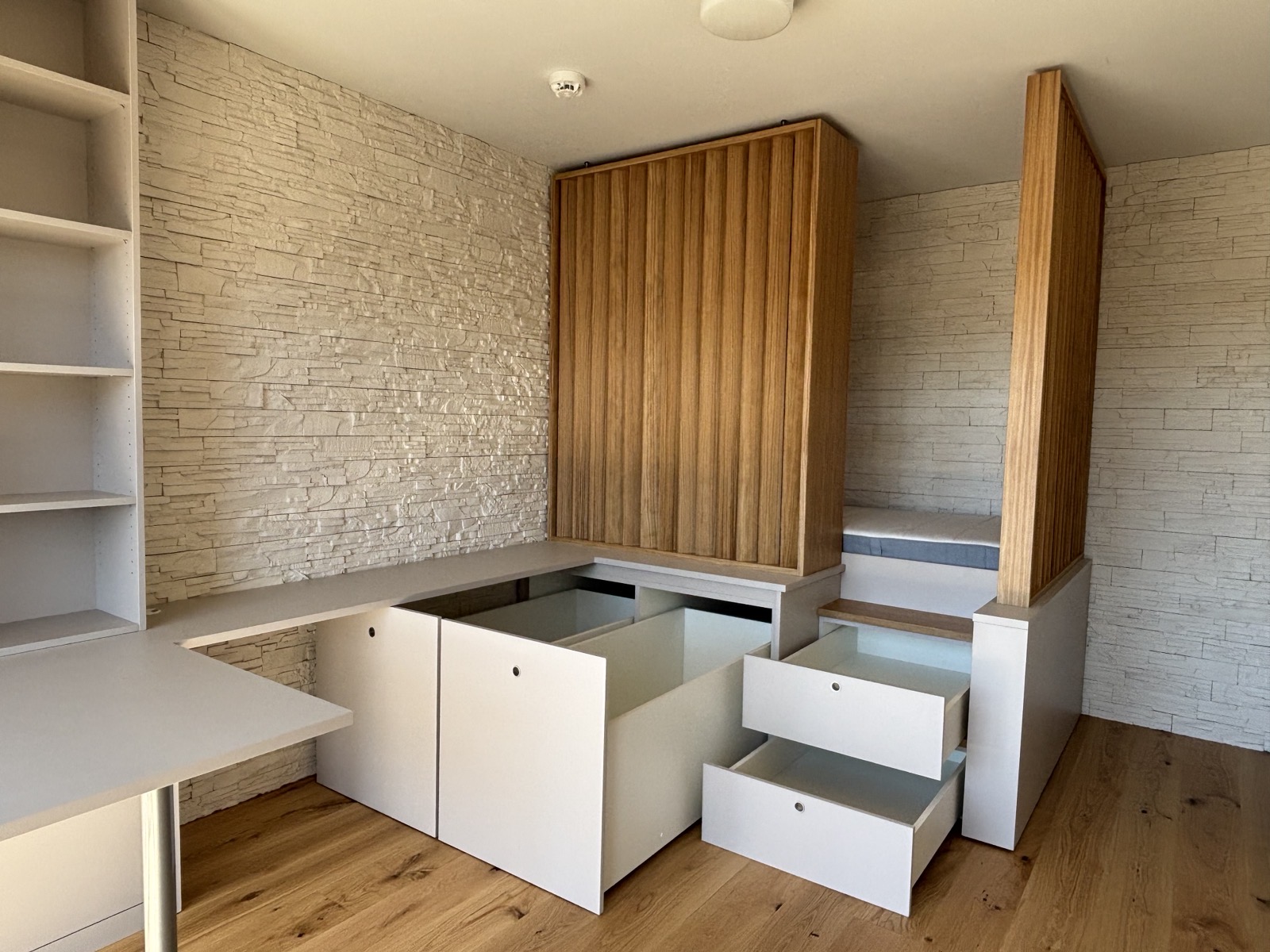 Maßgefertigter Innenausbau mit Bett, Stauraumlösungen und Arbeitsplatz in Hamburg